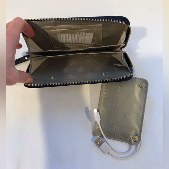 NWOT Adrienne Vittadini Studio Wallet/ Wristlet Color Blue Navy - Picture 5 of 6